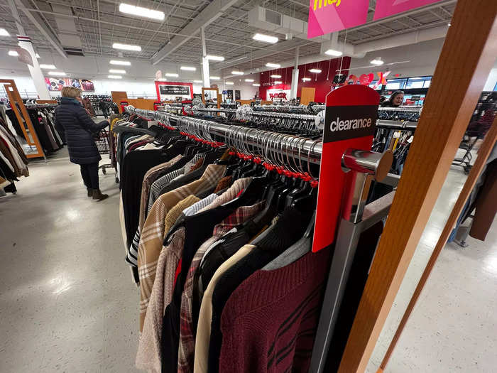 The US store was similarly grouped, with color-coded collars on hangers and bar dividers delineating the sizes of women