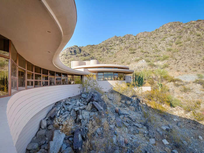 The house was designed to blend in to the natural environment that surrounds it, and includes vast views of downtown Phoenix, similar to Wright