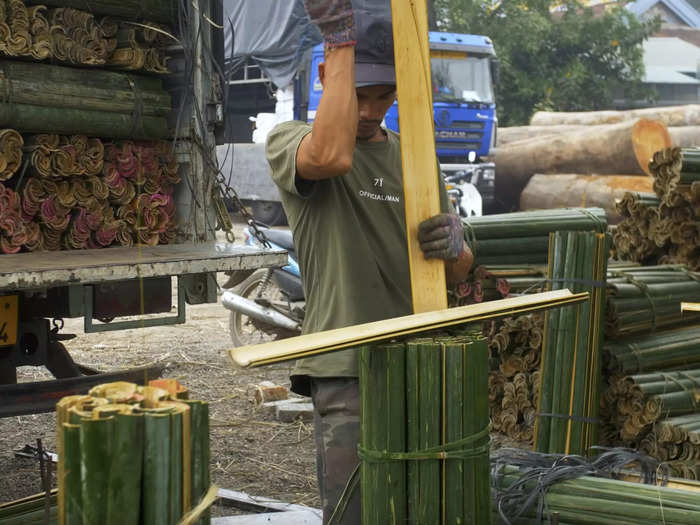 The incense stick is made of two parts: the core stick and the incense powder.