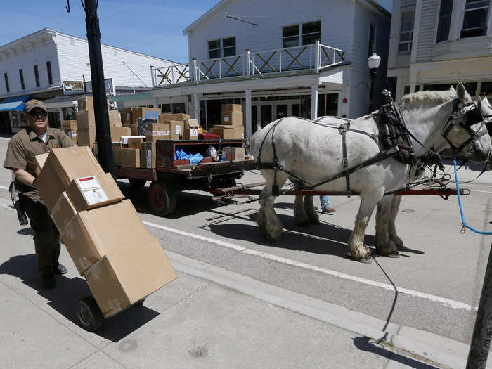 Mackinac Island in the US state of Michigan also requires delivery companies like UPS to make adjustments to the norm. No cars are allowed, so UPS drivers deliver with horses and carts.