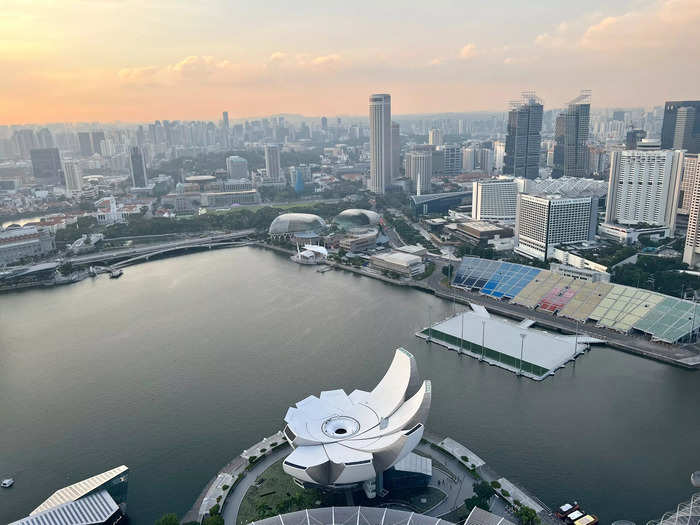 Here, tourists can overlook the South China Sea and several other famous Singapore attractions, like the beautiful Raffles Hotel…