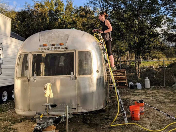 As they lacked a garage, the couple ended up renting an outdoor parking lot in an industrial area to complete their project.