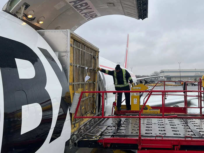 On the day of my tour, the agents filled the aircraft with a full load of freight, which takes about 40 minutes if everything flows well and the team is fully staffed.