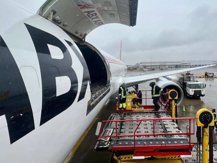 Simultaneously, the workers started unloading the freight, which had just been flown in from Cincinnati. According to Flash, they are third-party staff not employed by ABX but work for the affiliate company.