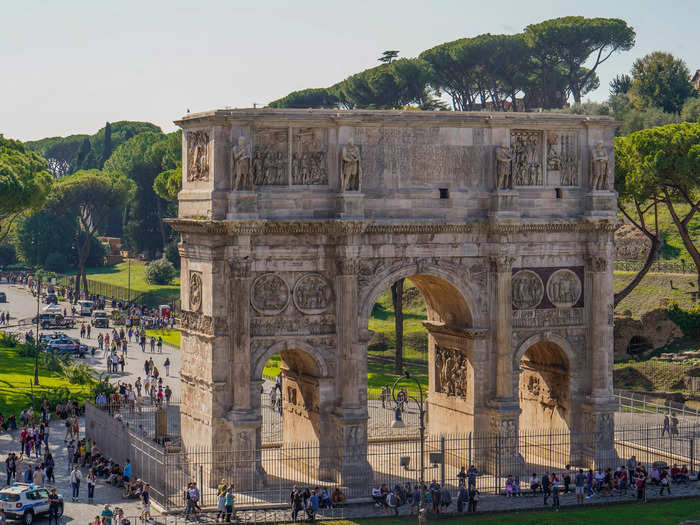 Upon arrival, I had to find a black flag next to the Arch of Constantine, another historical landmark near the Colosseum. But the piazza was so crowded that it felt like a game of "Where