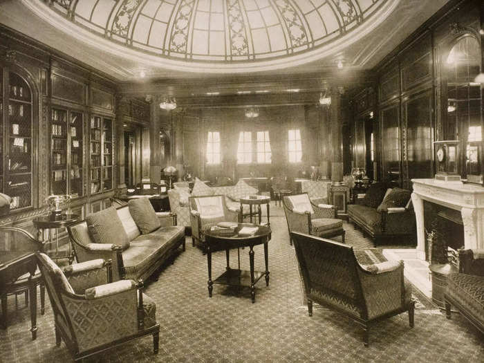 Recreational areas on the Mauretania featured amenities from cane chairs and hanging plants to fireplaces and bookshelves in the writing room.