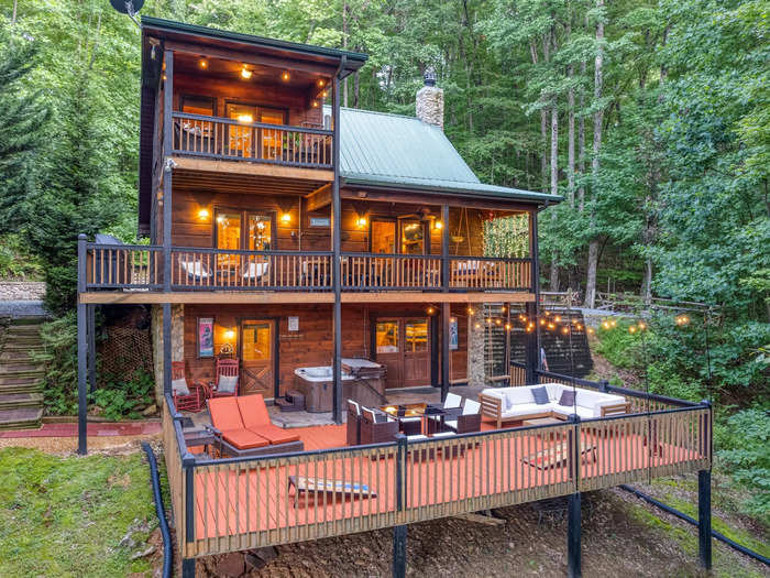 Highlands Hideaway is a large, family-friendly cabin in Georgia