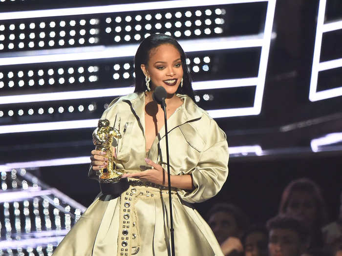 She accepted the Video Vanguard Award at the MTV VMAs in August 2016 in an Alexandre Vauthier haute couture collared gown with a grommet belt.