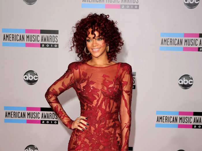 She put on a garnet-colored Elie Saab dress for the American Music Awards in November 2010 as well.