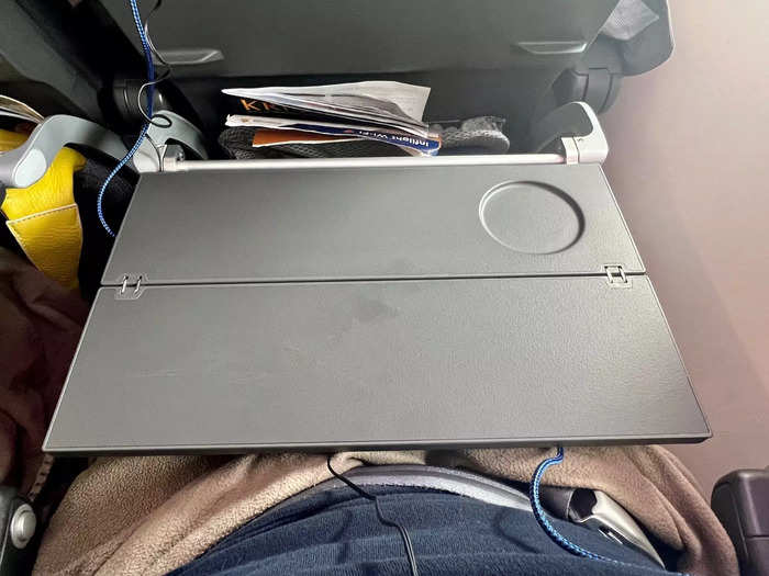 When it comes to tray tables, I expect something sturdy and big enough for my laptop, but Singapore added an unexpected perk. Like many other airlines, the table had two configurations: fully flat…