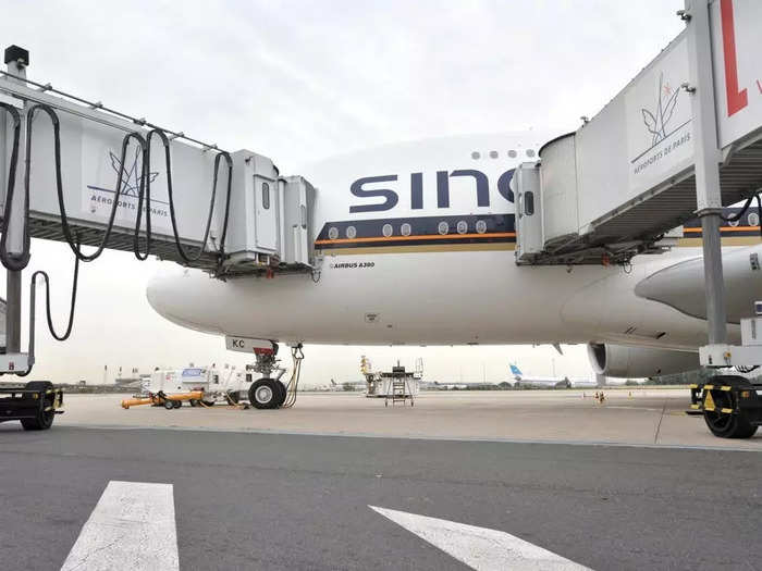 Meanwhile, there is sometimes a third jetbridge that boards passengers in the aft coach sections, as seen in airports like Frankfurt and Paris.