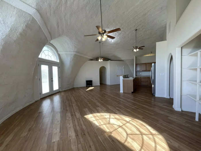 The walls of the twin-dome house comprise three layers: concrete on the inside, foam in the middle, and thick, rubbery skin on the outside. It is reinforced with steel bars.