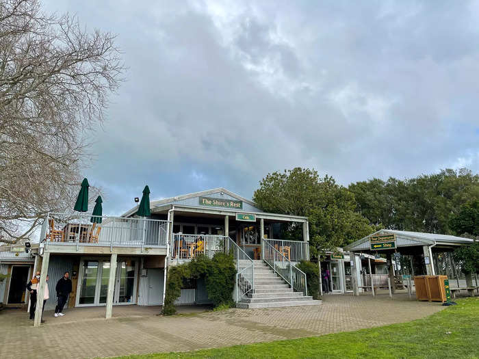 Finally, I arrived at the Hobbiton Movie Set. I spotted a café, a souvenir shop selling hobbit trinkets, and bathrooms. What I didn