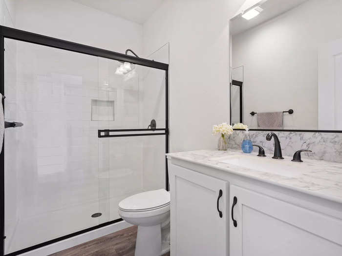 The Kantors chose a shower with a bathtub and sliding glass doors. Villa also offers doorless showers.