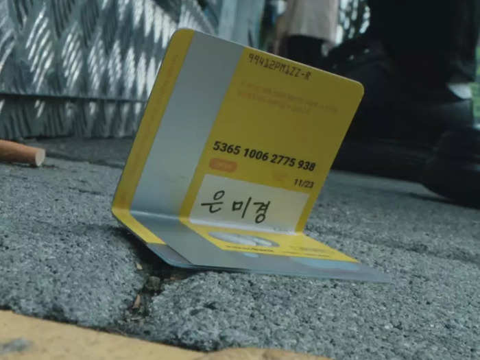 Jun-yeong uses a debit card belonging to one of his victims.