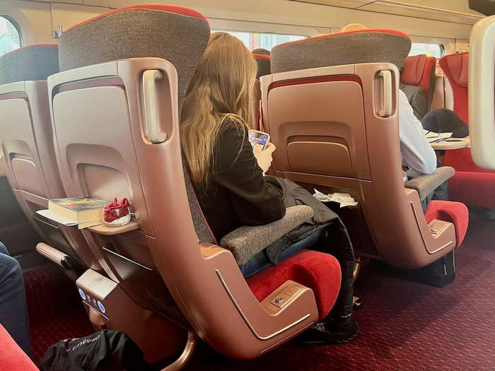 The first class section is configured in a 2x1 layout with both forward and rear-facing rows, and I was further pleased to be on the single-seat side facing forward. I loved the privacy.