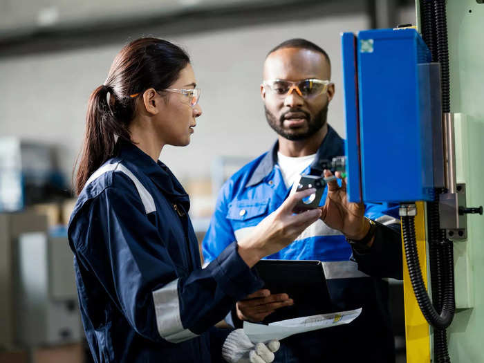 The highest-earning graduates majored in engineering and science, and earned a median salary of at least $70,000, according to an analysis by the New York Federal Reserve.