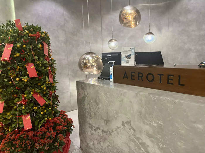 Not all travelers are willing to fight for a bed just to save a few bucks, though, so Changi has transit hotels that do not require anyone to leave the secured area or clear customs. These include the Aerotel in terminal 1…