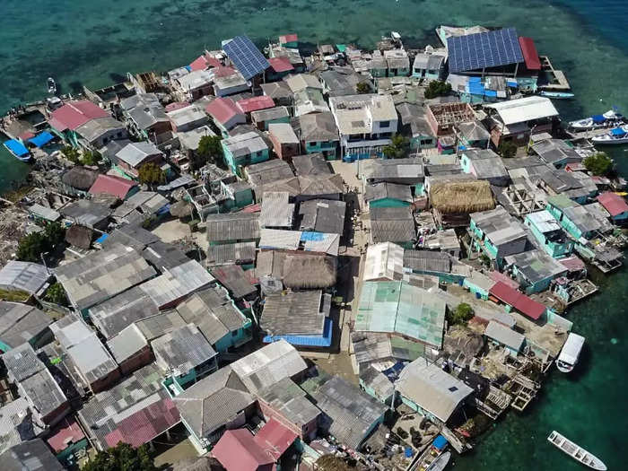 Unlike neighboring islands surrounded by mangroves, Santa Cruz del Islote was mosquito free. Soon, people began to move there. They built homes and extended the island using what they foraged from the sea, including shells, sand, tree trunks, and garbage.