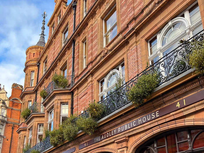 Arriving to the restaurant on foot, I admired the Victorian-era building