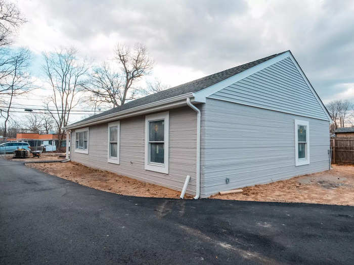 Here is how SQ4D built this three-bedroom house in Riverhead, New York. It took a total of 80 hours over the course of a few weeks to be printed. The home was listed for $299,000, below the area