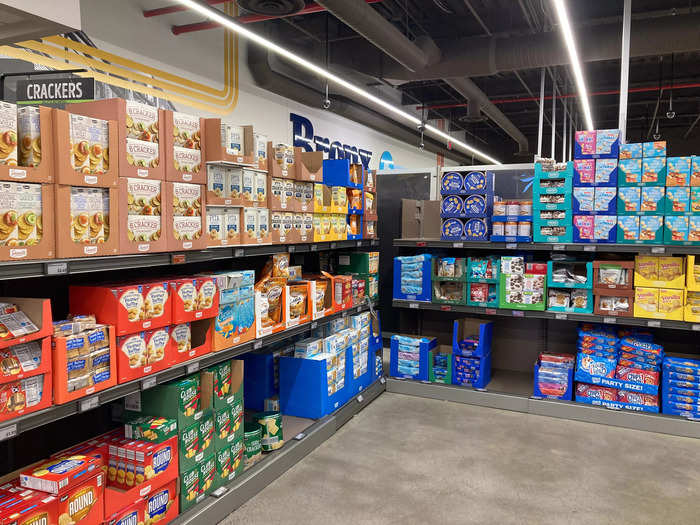 Upon entering the US store, the shelves at the entrance stocked snacks like crackers and cookies.