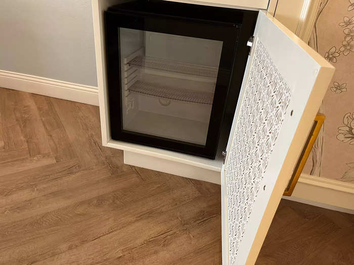 There was a mini refrigerator that could be used to store leftovers or drinks.