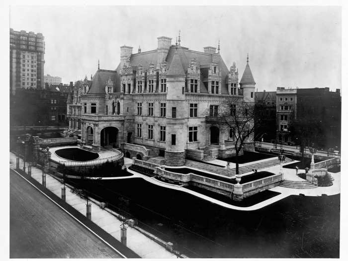 Not too far away, on 73rd St, steel tycoon Charles M. Schwab built himself a mansion made of steel, limestone, and granite. It had 75 rooms, a bowling alley, a swimming pool, and three elevators.