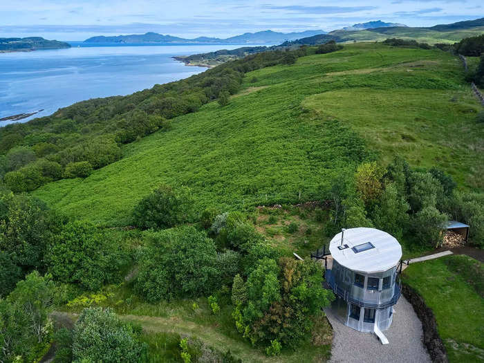 The two-story aluminum property, called the Pilot House, draws inspiration from military vehicles. Its sloping roof and elliptical structure are based on military submarines, while its raw materials and decoration recall fighter jets.