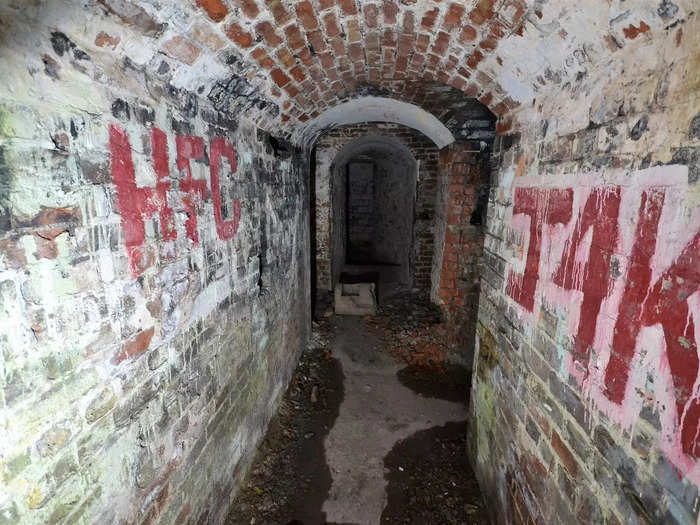 The lower building is made up of seven gun rooms, magazine rooms and an intricate channel of light and ventilation passages displaying masterful stone and brickwork.