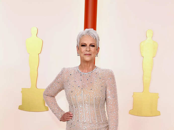 Jamie Lee Curtis, on the other hand, wore a tan gown with a corset bodice. It sparkled on the red carpet.