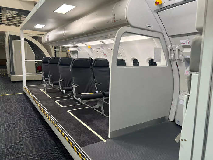 Like the Boeing 787 and A380 combo, the narrowbody mock-up has seats with fake screens and can be used for practicing emergency calls, leading passengers out, and communication.