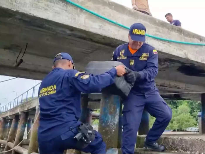 They carried the bundles of drugs from the submarine to shore, where it was later transported to the port city of Tumaco on the western coast of Colombia.