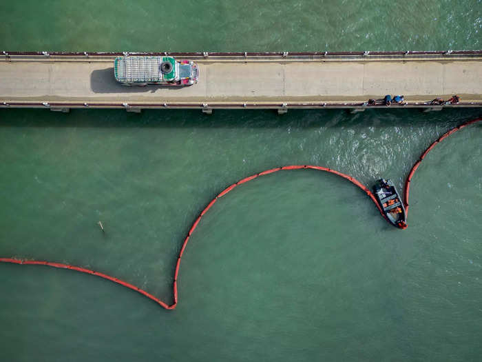 The spill in the Philippines has already spread widely, making it difficult to stop. According to Greenpeace Philippines, by March 8, the spill had covered an area as large as 1,000 football fields.