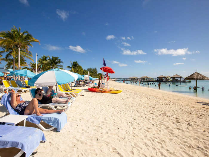 The palm tree-lined walkways, bright blue sky, and quiet buzz from people chatting and laughing made these two complimentary destinations feel like a tropical getaway.