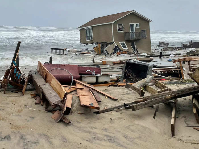 On May 10, 2022, an unoccupied beachfront house in Rodanthe, North Carolina, collapsed into the sea.
