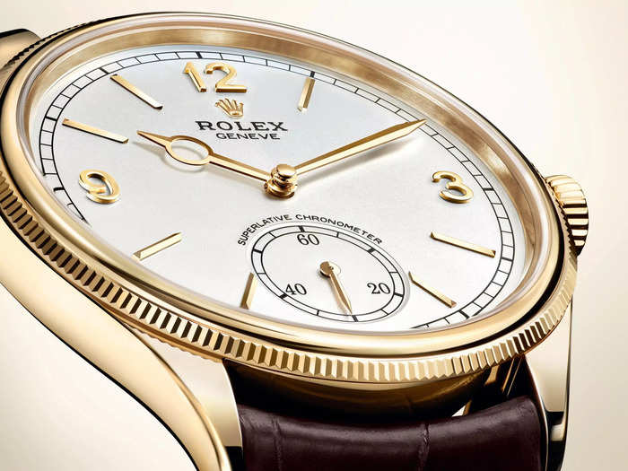 The double-edged sword-shaped minute hand complements a small circle on the hour hand.