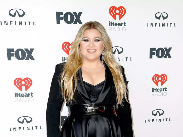 Kelly Clarkson wore a chic ensemble for her red-carpet appearance.