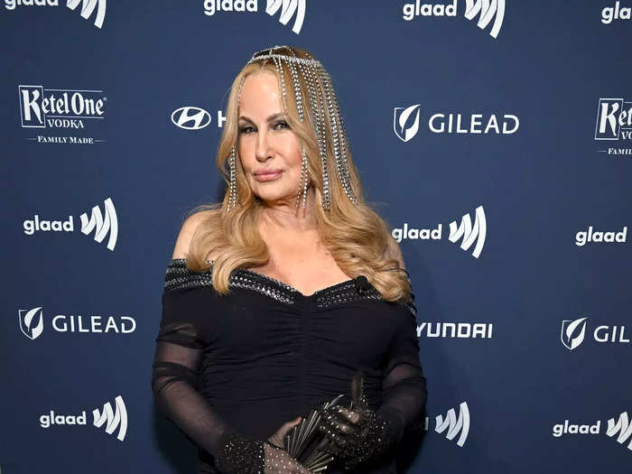 Jennifer Coolidge opted for a glamorous dress and shining accessories.