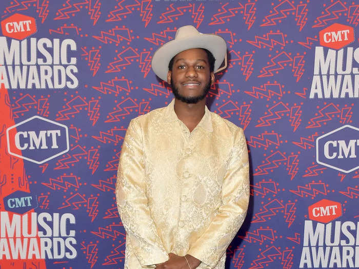 Leon Bridges stood out in a satin ensemble at the 2019 CMT Music Awards.