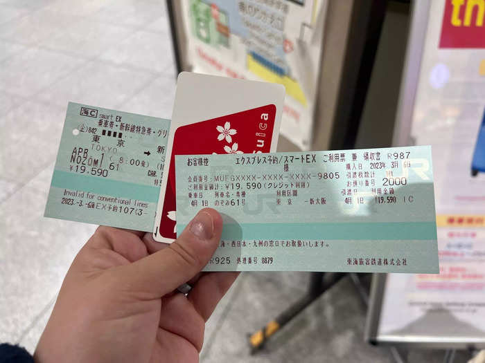 After about 20 minutes, I got my ticket and headed to track number 19 for boarding. The track was displayed on screens in both English and Japanese.