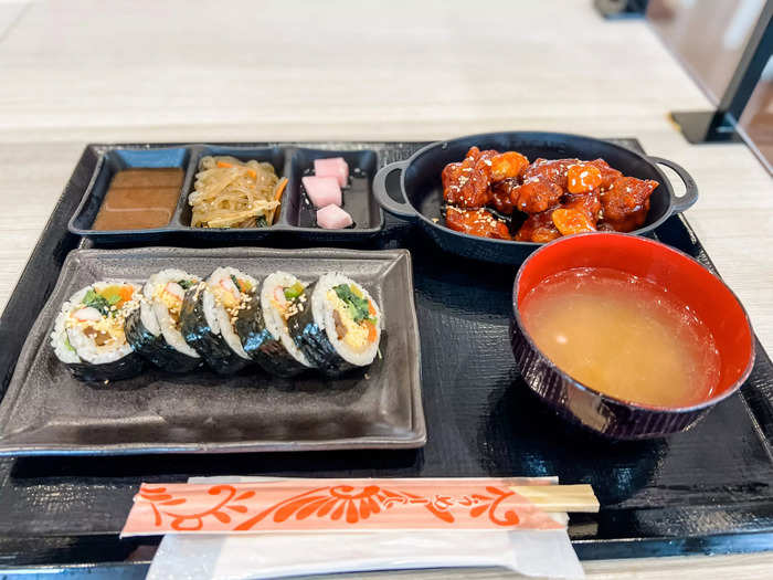 The food court has such high-quality food that some people come to the mall just to eat.