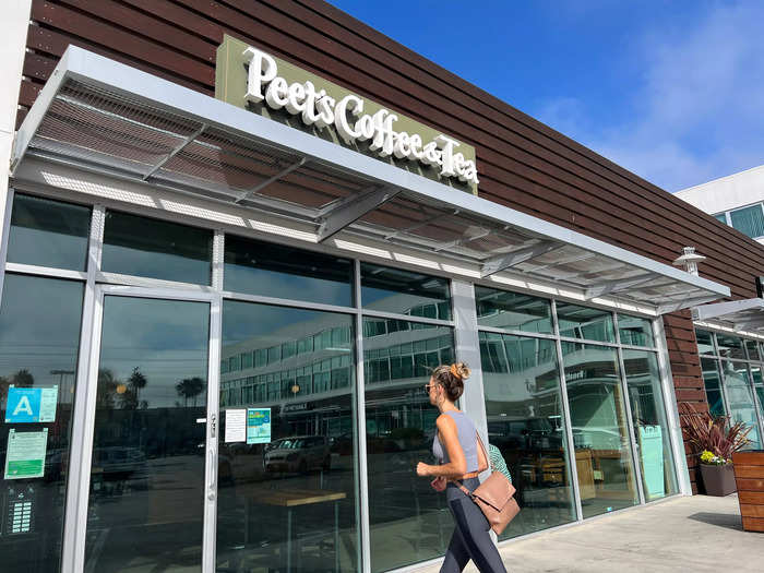 A mainstream coffee chain with vegan pastries — or any food for that matter — is still very hard to come by. So I was intrigued when I discovered how vegan-friendly Peet