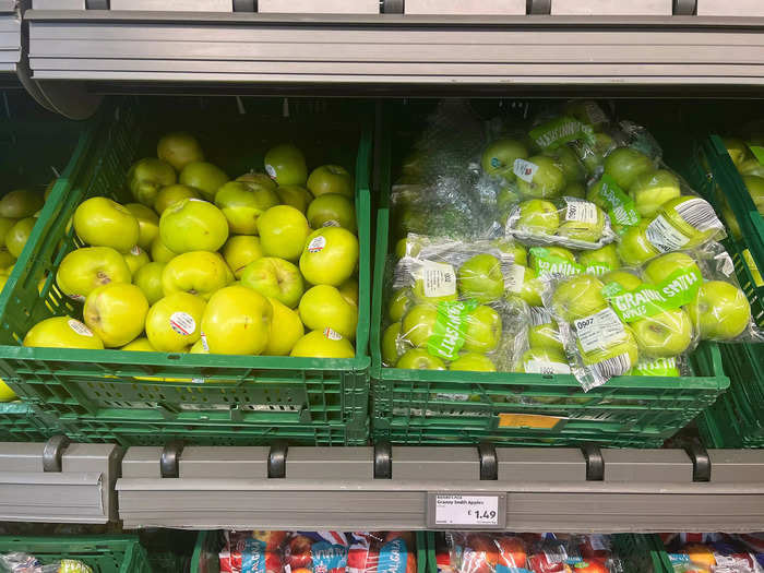 Apples were one of the last items on our shopping list. A pack of six Granny Smith apples in the UK cost £1.49, or around $1.80, at the store we visited.