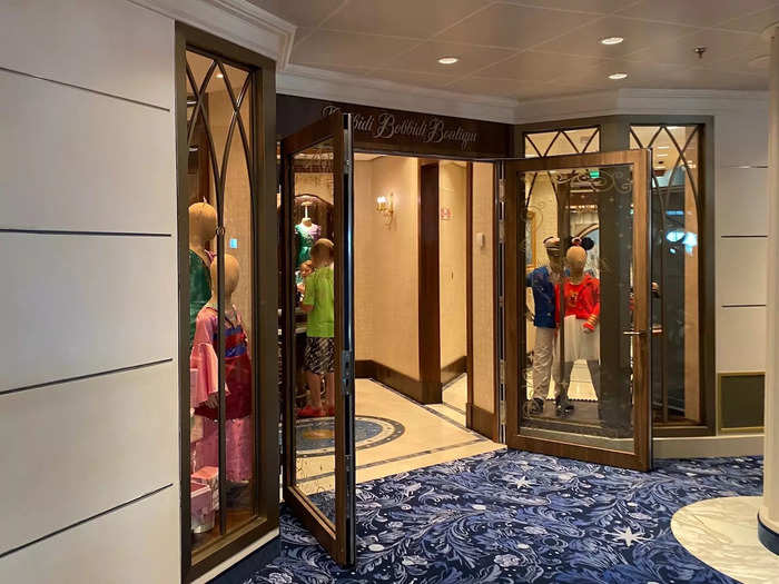 Next door is a salon for young travelers: the Bibbidi Bobbidi Boutique. There, they can get makeovers to look like princesses, princes, or ship captains.