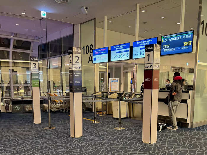 Inside the terminal, I grabbed a quick bite to eat and killed some time watching Netflix before boarding the Boeing 787-9, which started right on time at 8:35 p.m.