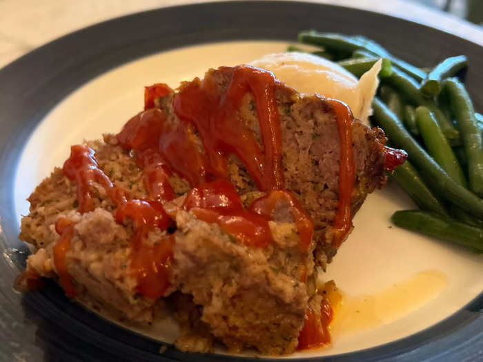 I also tasted some of the meatloaf, which came with mashed potatoes and green beans.