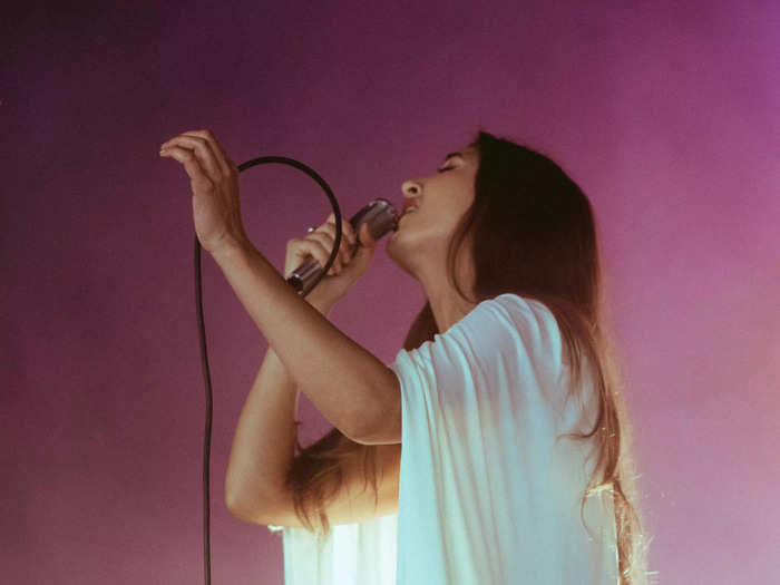 Weyes Blood has exceptional live vocals and a magnetic stage presence.