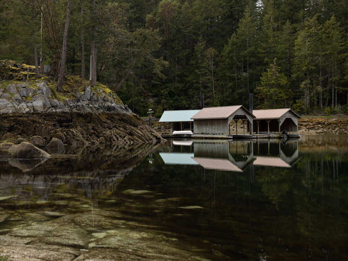 Otherwise, residents are well connected to the mainland, which is only seconds away by boat. The property comes with docks, both on the island and the mainland, equipped with boat houses.