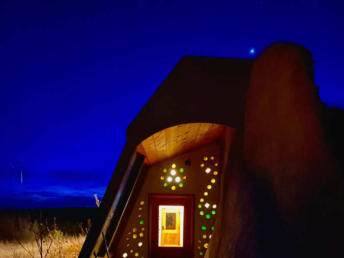 The first thing I noticed when I arrived to my Airbnb were the circular windows in the entrance made of recycled glass bottles. They were even more impressive at night.